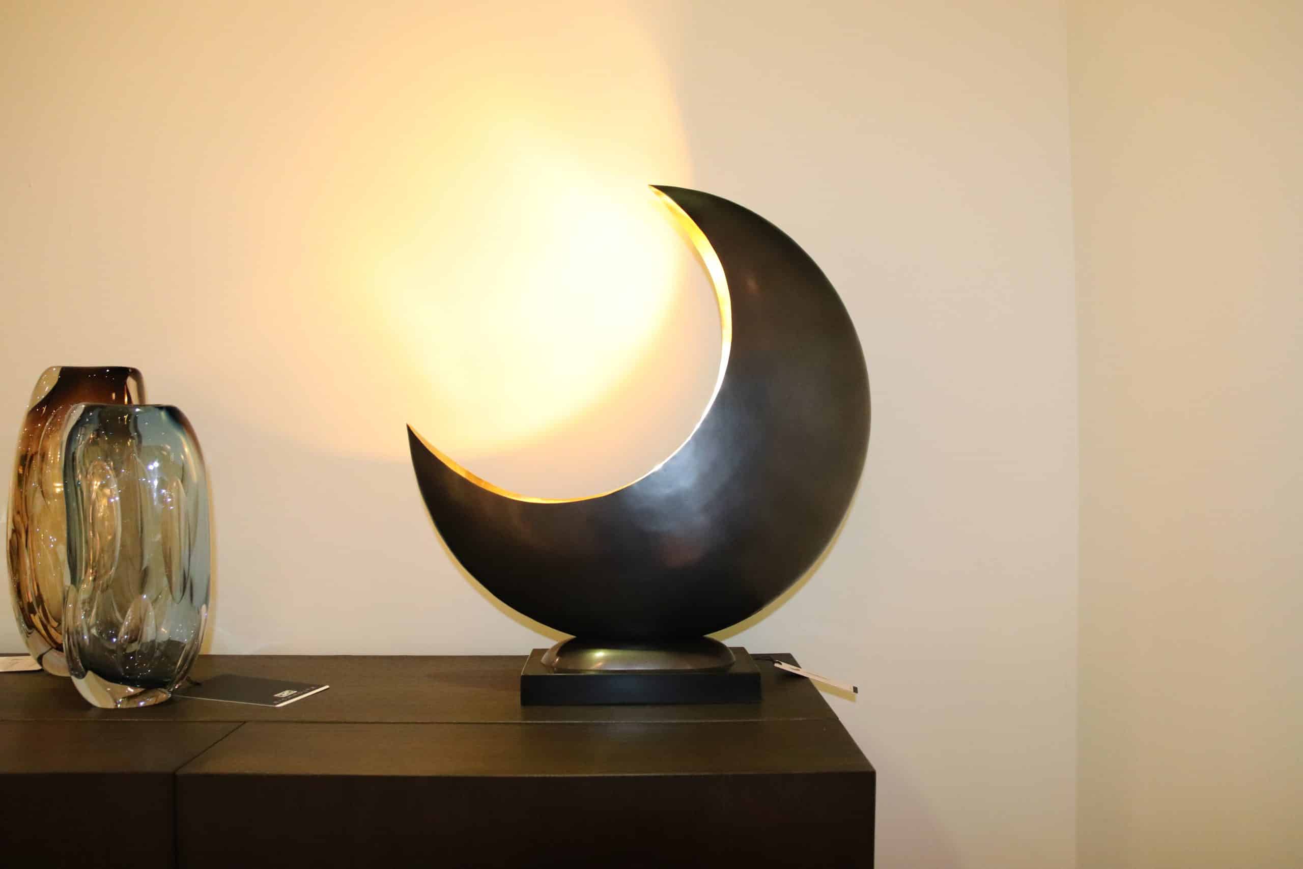 Bordslampa Half Moon